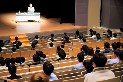 弘兼氏の講演を聞く学生達