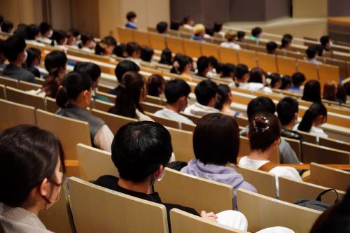 モーリー氏の講演を聞く学生達