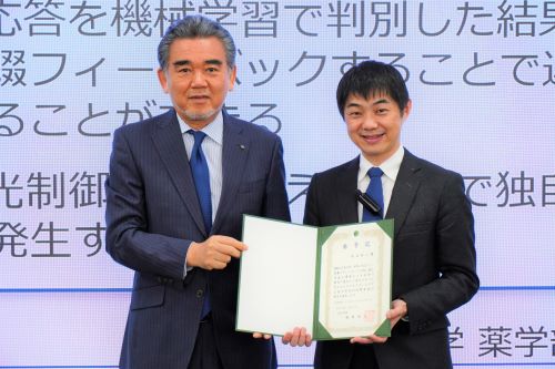 池谷氏に「特別招聘教授」の称号を授与 池谷氏に「特別招聘教授」の称号を授与