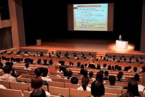 堀川氏の講演を聞く学生達