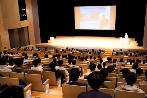 池上氏の講演を聞く学生達