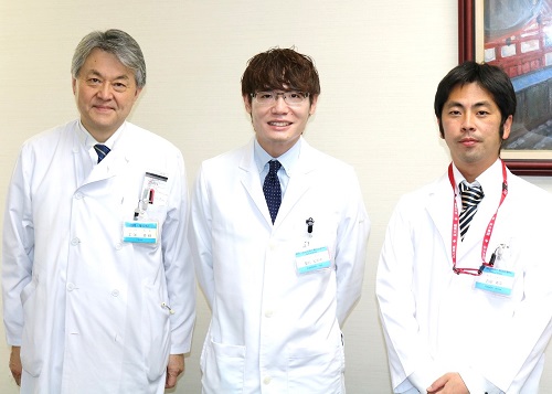左から工藤病院長、重信医師、吉田医師