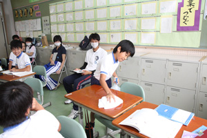 消毒薬で机上を拭く附属東雲小学校の生徒たち１