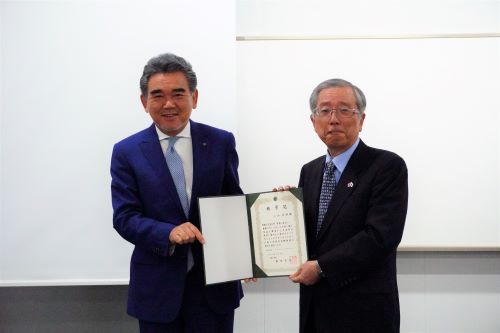 三山氏に「特別招聘教授」の称号を授与 三山氏に「特別招聘教授」の称号を授与