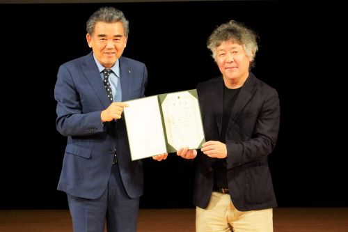 茂木氏に「特別招聘教授」の称号を授与 茂木氏に「特別招聘教授」の称号を授与