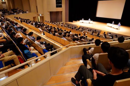 学生との対談形式で実施