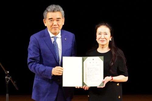 中丸⽒に「特別招聘教授」の称号を授与 中丸⽒に「特別招聘教授」の称号を授与
