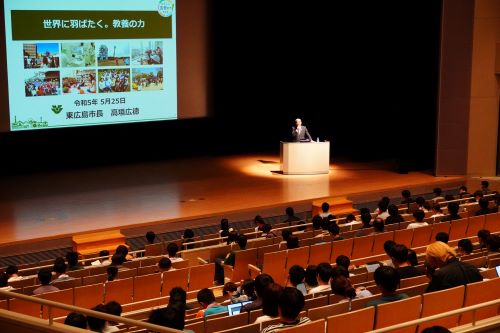 高垣氏の講演を聞く学生たち