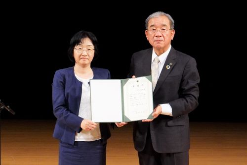 高垣氏に感謝状を授与 高垣氏に感謝状を授与