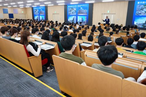 講演を聞く学生たち