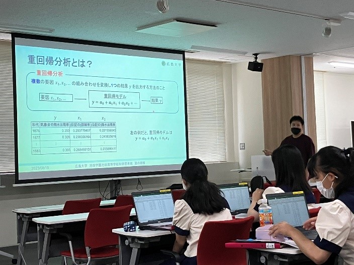 講義を行う小田助教