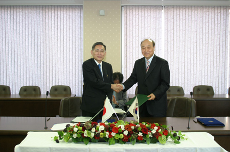 握手を交わす牟田学長（左）と朴培勳総長（右）