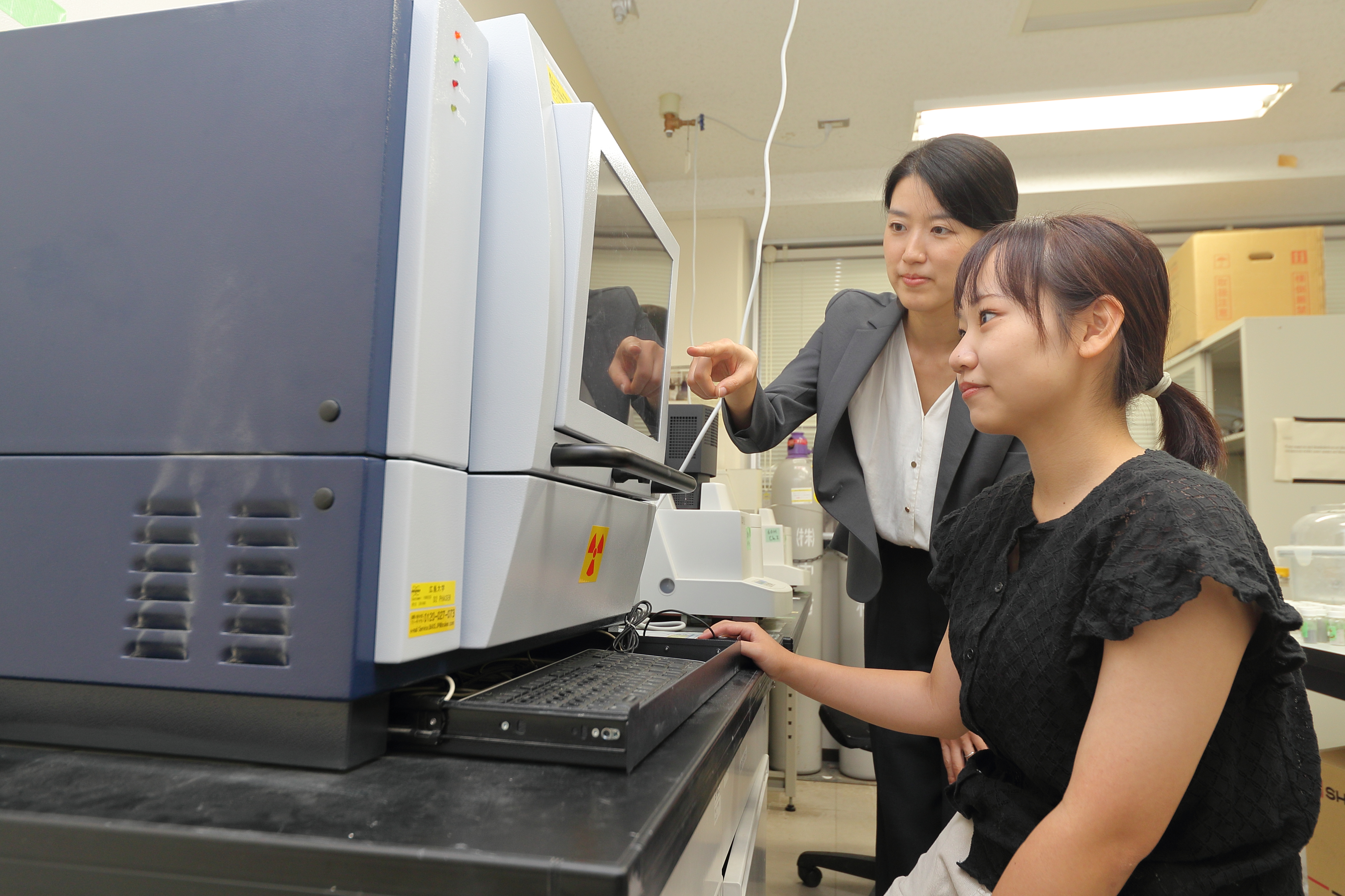 研究室で学生と