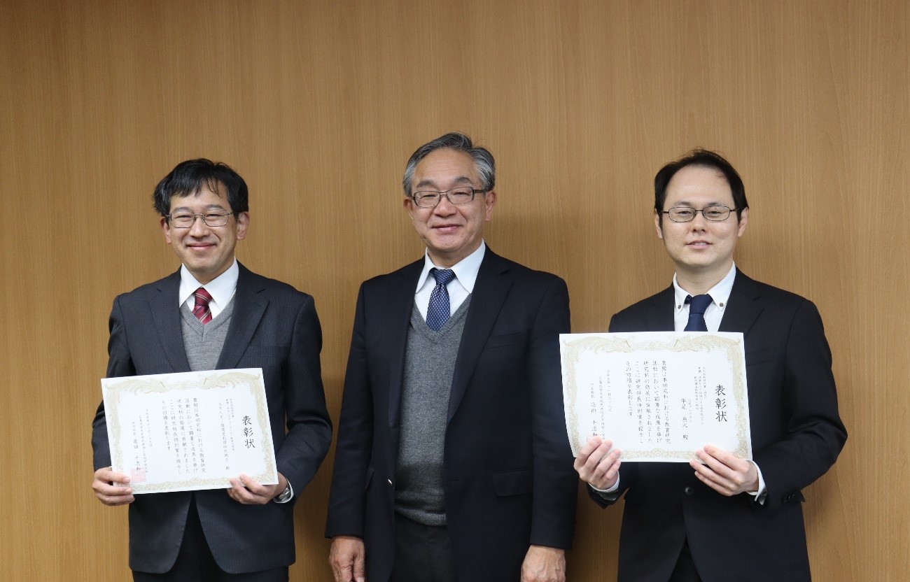 松村教授,高田研究科長,平尾助教による記念撮影