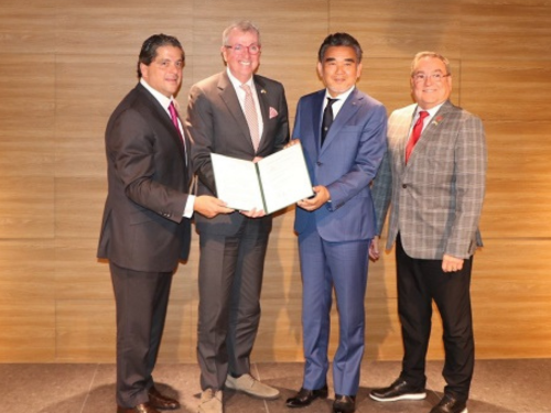 Hiroshima University President Mitsuo Ochi with New Jersey State Governor and Rutgers University Executive Vice President