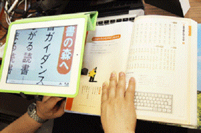 iPadを使い、教科書の文字を拡大してみることもできます （写真）