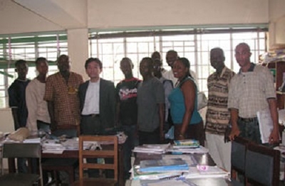 シエラレオネ大学の学生たちとともに(2008.1.15広島大学とシエラレオネ大学の間で国際交流協定を締結)