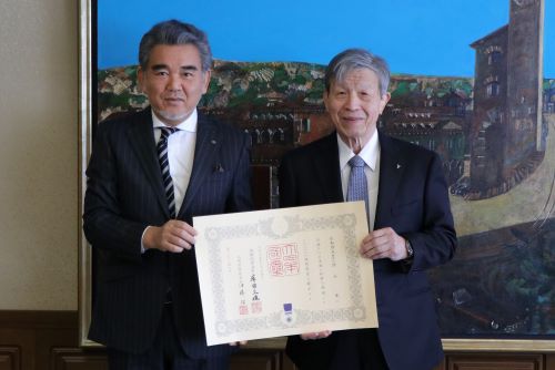広島大学基金に寄附 德永 彰 様に紺綬褒章伝達及び称号・感謝状を贈呈