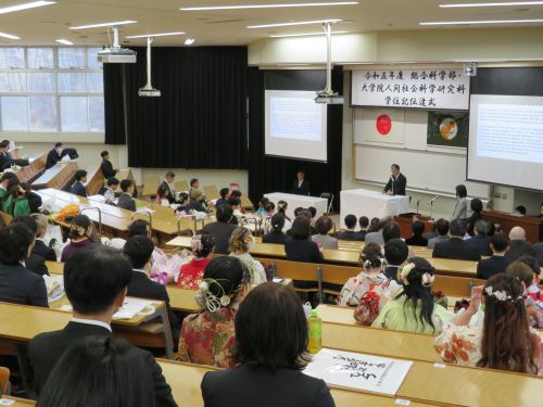 学位記伝達式・同窓会長