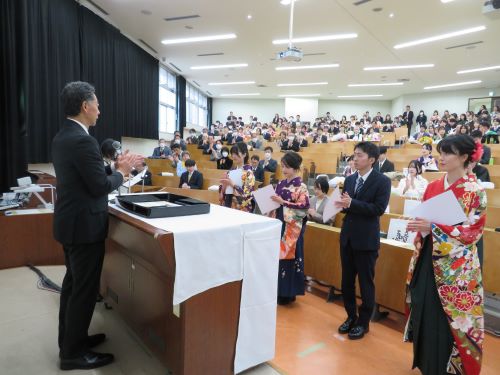 学位記伝達式・岡本賞