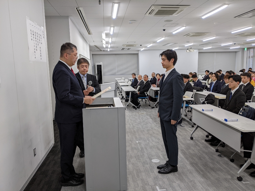 昼間コース代表への学位記授与