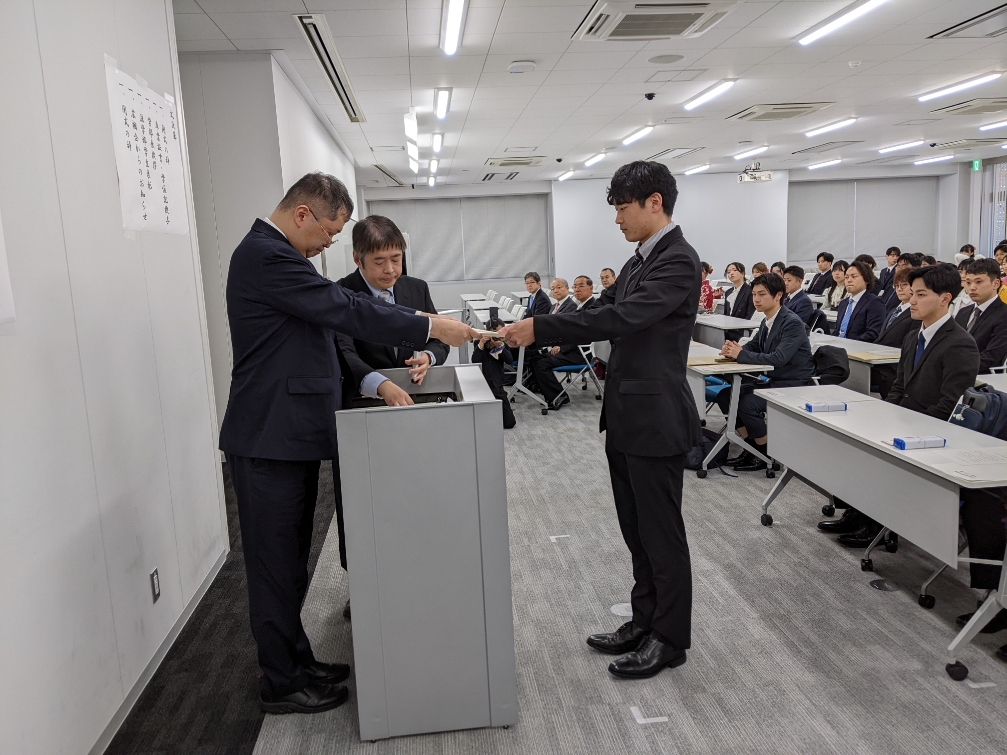 夜間主コース代表への学位記授与