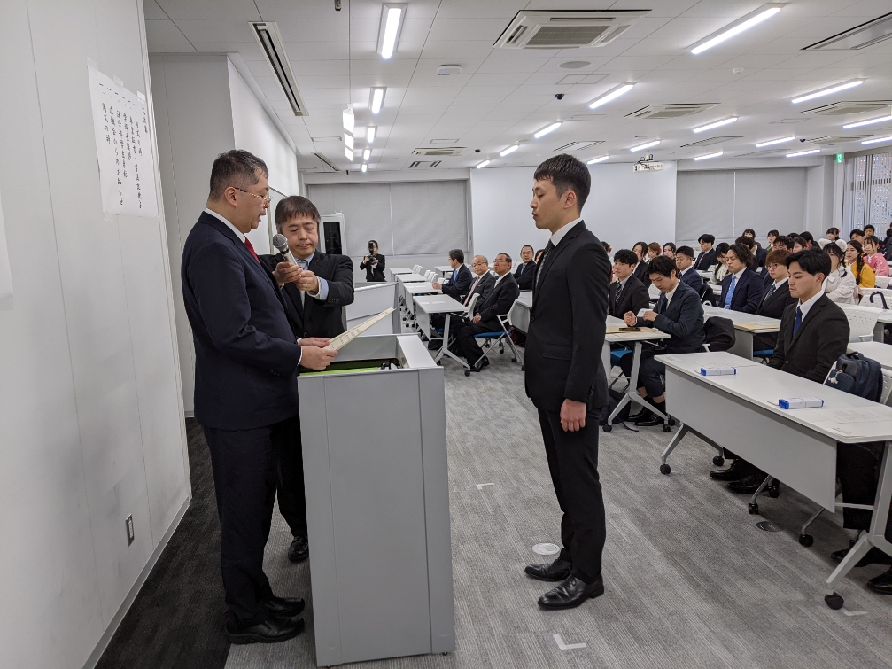 博士課程前期修了者代表への学位記授与