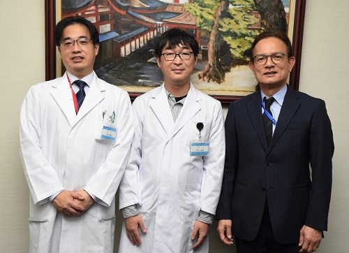 中村医師(中央)をねぎらう安達病院長(右)と岡教授(左)