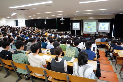 山極氏の講演を聞く学生達