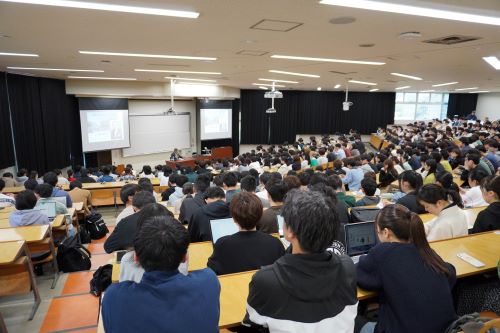 弘兼氏の講演を聞く学生達