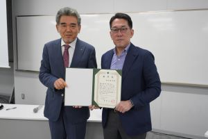 野村⽒に「特別招聘教授」の称号を授与