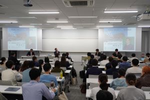 学生との対談形式で実施