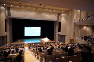 山下氏の講演を聞く学生達