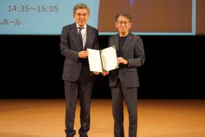 山下⽒に「特別招聘教授」の称号を授与
