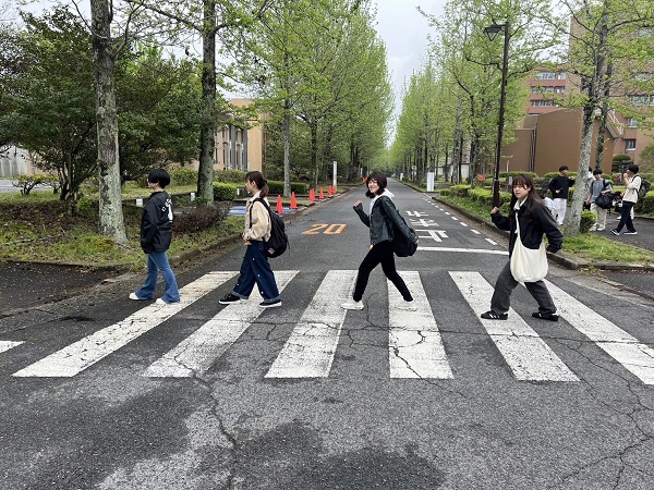 ザ・ビートルズの有名なジャケット写真を真似た写真を撮る ザ・ビートルズの有名なジャケット写真を真似た写真を撮る