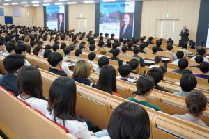 モーリー氏の講演を聞く学生達