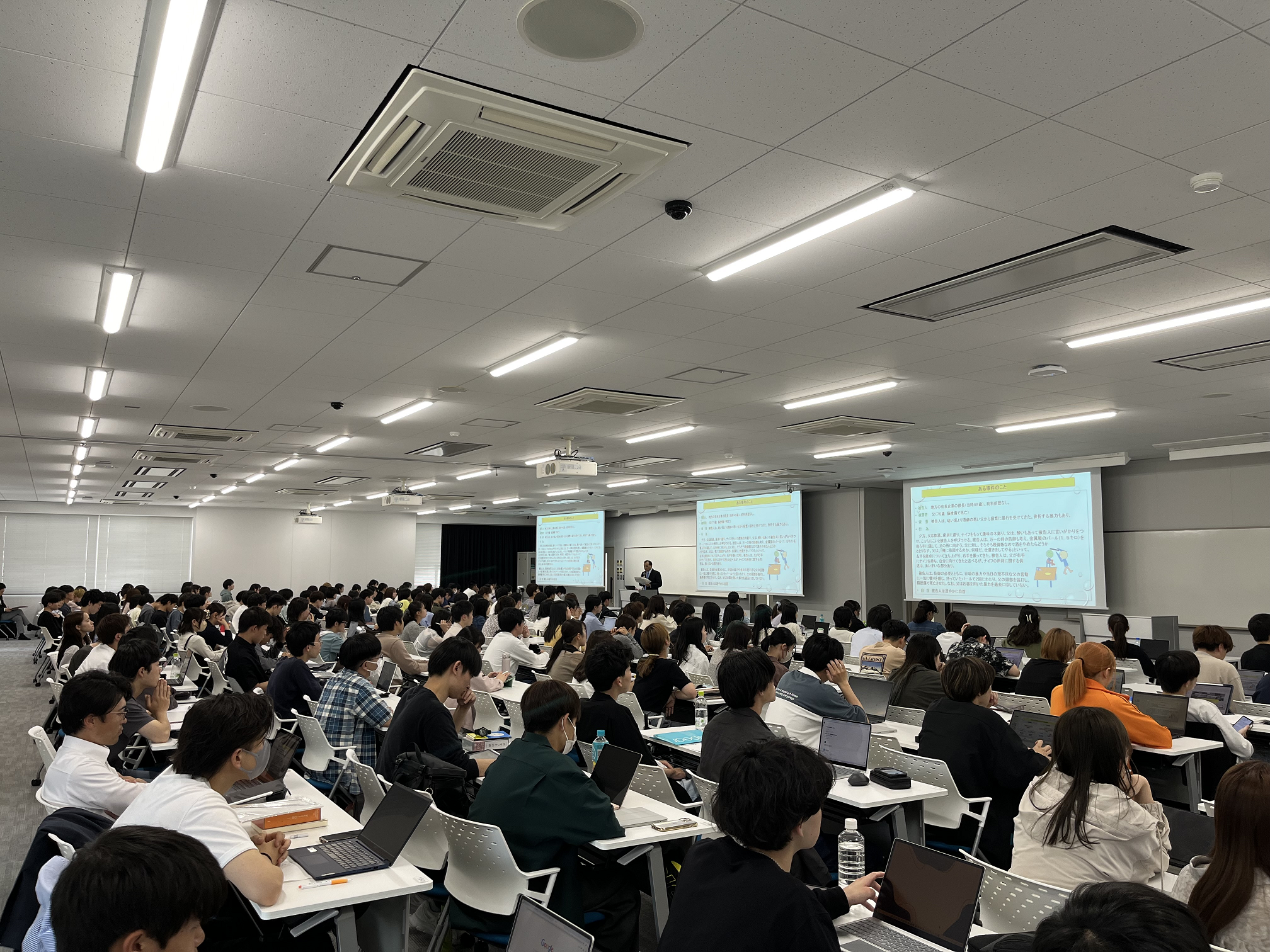 多くの聴講者を集めた会場の風景