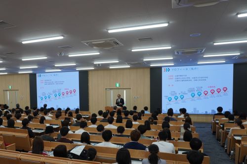 松井氏の講演を聴講する学生達