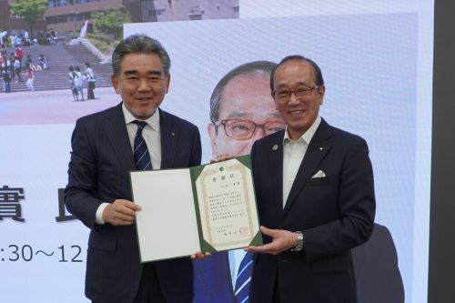 松井氏に「感謝状」を贈呈