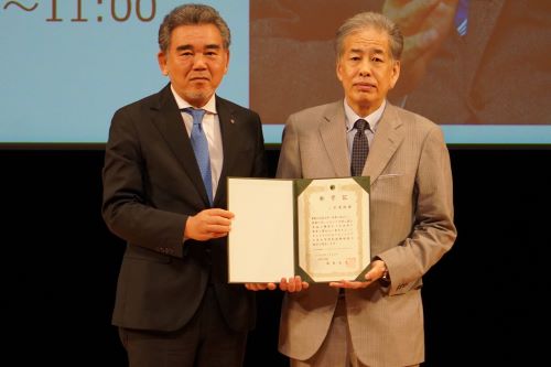 二宮氏に「特別招聘教授」の称号を授与