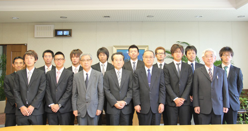 選手と学長の記念写真