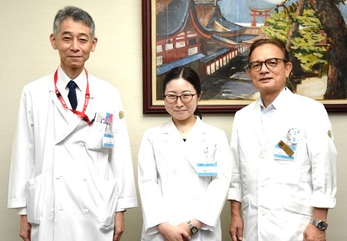 菊本特任助教(中央)をねぎらう安達病院長(右)と丸山教授(左)