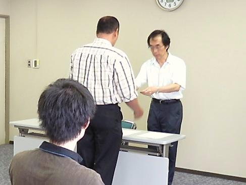 吉田研究科長から学生へ表彰状を授与