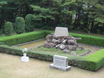 工学部の慰霊碑と石碑（標識）