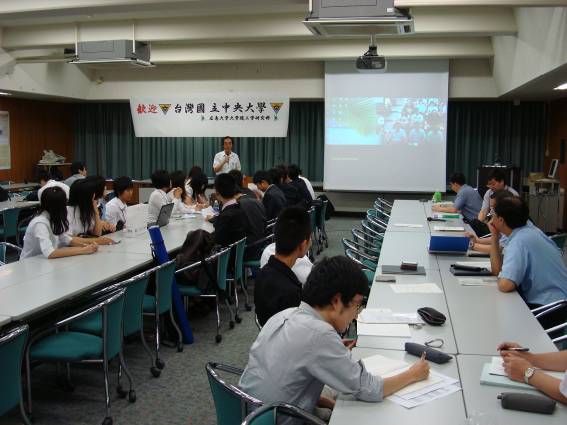 広大（日本）と台湾のNCU間の遠隔発表会をした様子