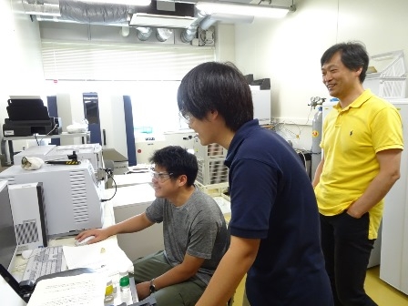 写真: 大下さんと研究室の学生