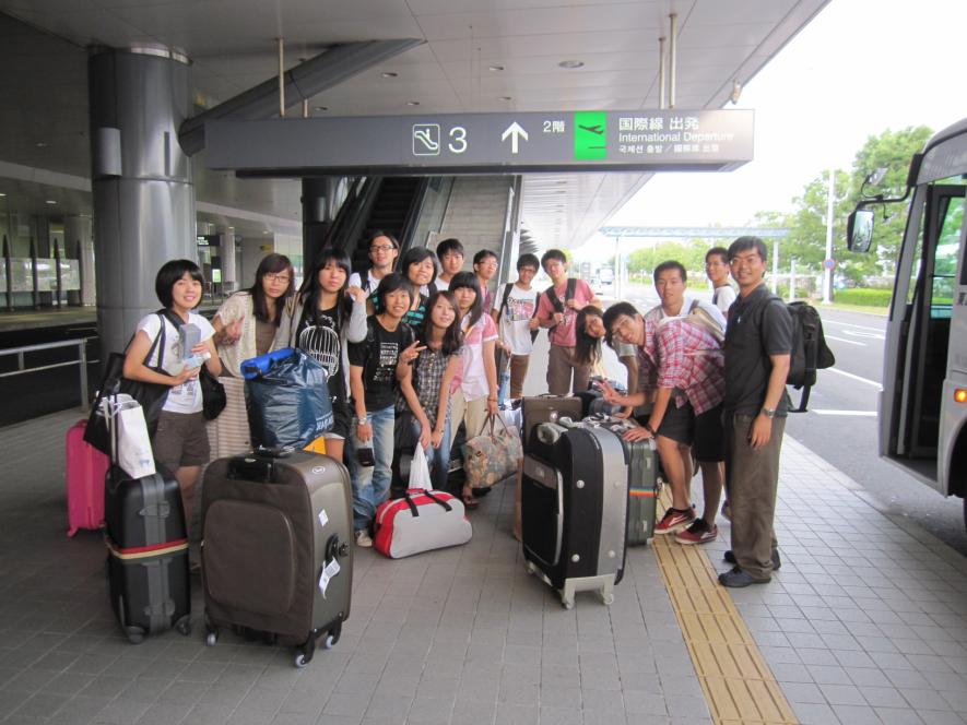 広島空港から笑顔で台湾へ帰国する場面