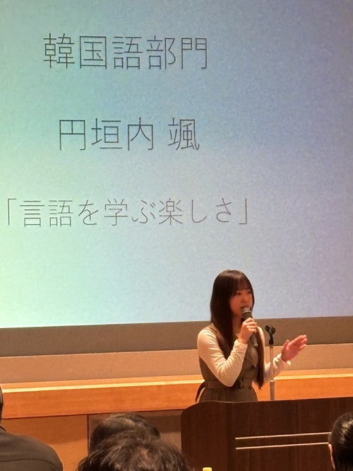 発表する円垣内さん 発表する円垣内さん