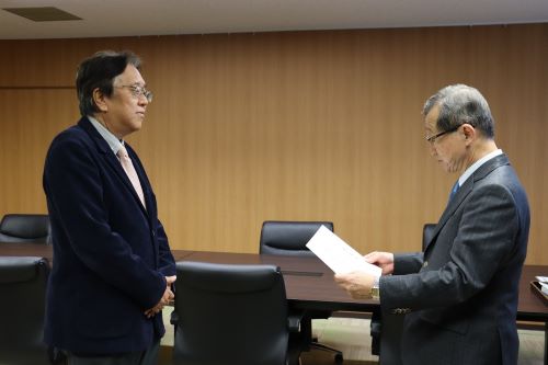 茶谷研究科長から福井教授へ顕彰状が手渡される様子