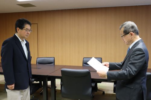 茶谷研究科長から内藤教授へ顕彰状が手渡される様子